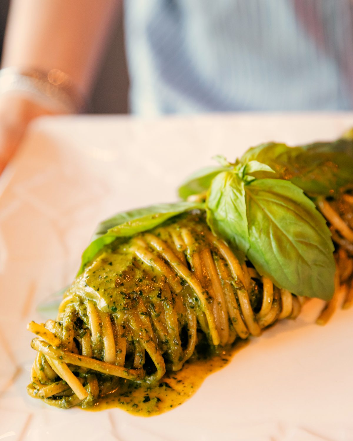 Spaghetti au pesto de basilic, dressés en rouleau.