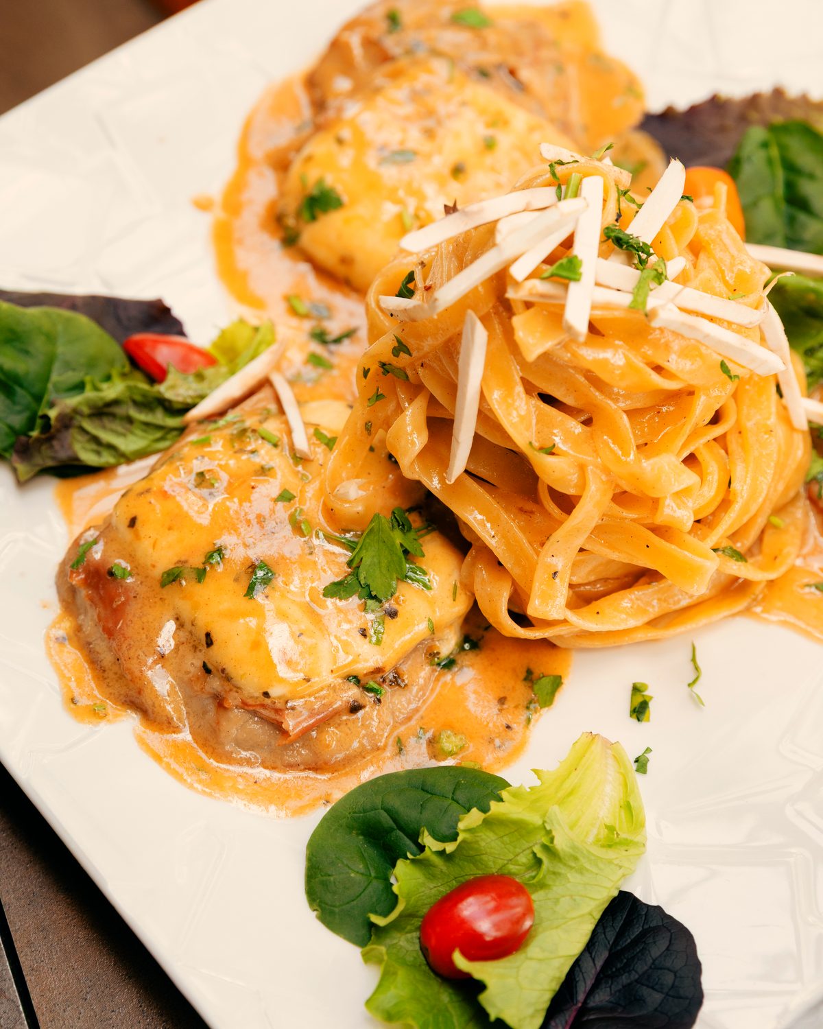 Escalopes en sauce crémeuse accompagnées de tagliatelles fraîches.